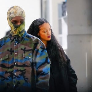 Exclusif - Rihanna et son compagnon A$AP Rocky font du shopping chez "Bottega Ventta" à New York avant d'aller dîner, le 21 janvier 2022.