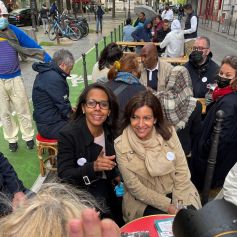 Audrey Pulvar et Anne Hidalgo en terrasse - Audrey Pulvar et Anne Hidalgo à la rencontre des parisiens entre Belleville et République dans le cadre de la campagne de la liste "Île-de-France en Commun" à Paris, le 21 mai 2021.