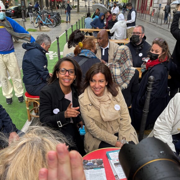 Audrey Pulvar et Anne Hidalgo en terrasse - Audrey Pulvar et Anne Hidalgo à la rencontre des parisiens entre Belleville et République dans le cadre de la campagne de la liste "Île-de-France en Commun" à Paris, le 21 mai 2021.