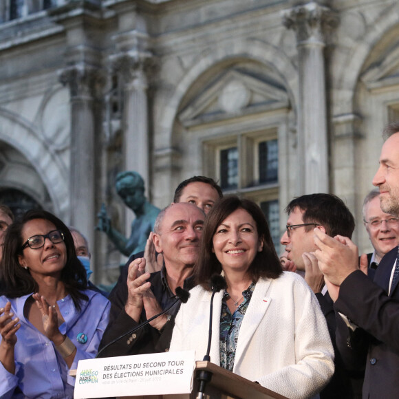 La maire sortante de Paris et candidate du Parti socialiste (PS), Anne Hidalgo, accompagnée de Audrey Pulvar, Jean-Louis Missika, Emmanuel Grégoire fait une déclaration suite à sa réélection aux élections municipales de 2020, à l'Hôtel de Ville, Paris, France, le 28 juin 2020