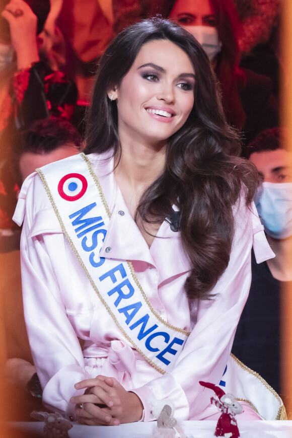 Exclusif - Diane Leyre (Miss France 2022) - Pendant l'émission TPMP (Touche Pas à Mon Poste) présentée en direct par C.Hanouna le 13/12/21 en direct sur C8, Paris le 13 décembre 2021. © Jack Tribeca / Bestimage