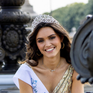 Shooting photo de Diane Leyre Miss Île-de-France 2021 et Miss Paris 2021, à Paris, France, le 21 juillet 2021. Robe Christophe Guillarmé en tulle nude encolure bateau rebrodée de lignes de sequins et cristaux multicolores, maquillage et coiffure Elysées Marbeuf. © Edward Tur via Bestimage