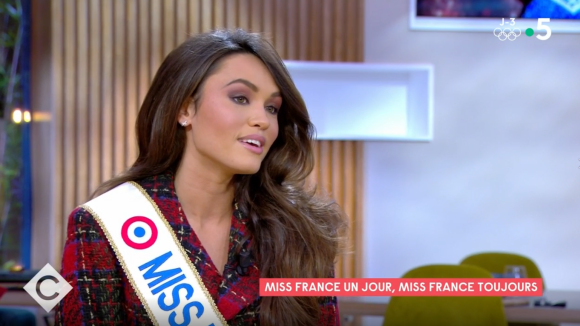 Diane Leyre (Miss France 2022) recadrée par Sylvie Tellier en direct dans "C à vous", sur France 5.