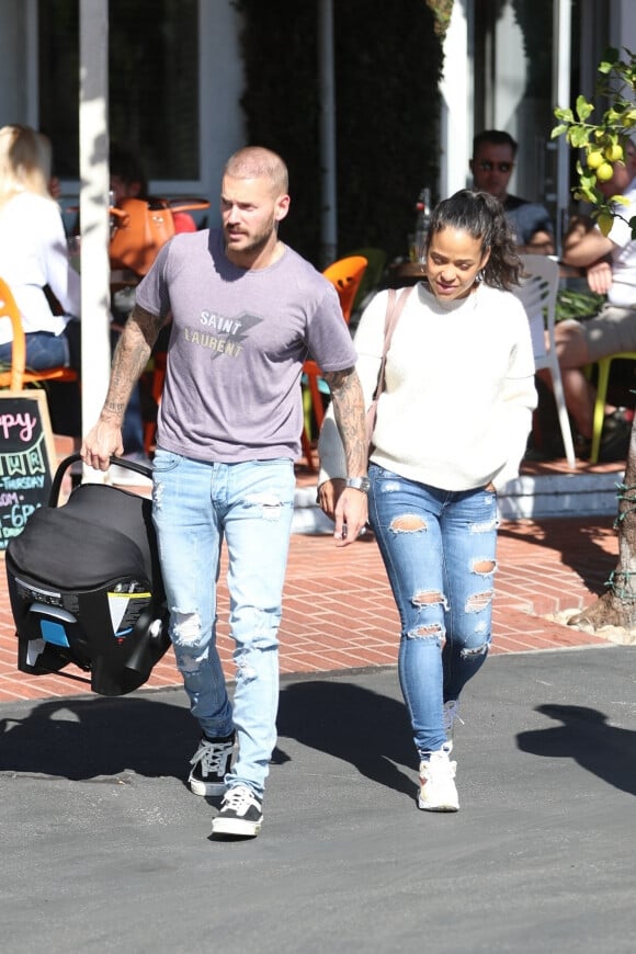 Matt Pokora et sa compagne Christina Milian se baladent avec leur fils Isaiah dans le quartier de West Hollywood à Los Angeles.Le 11 février 2020 