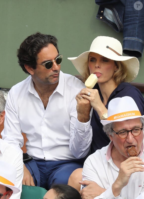 Sylvie Tellier (enceinte) et son mari Laurent dans les tribunes des Internationaux de France de Tennis de Roland Garros à Paris, le 10 juin 2018. © Dominique Jacovides - Cyril Moreau/Bestimage