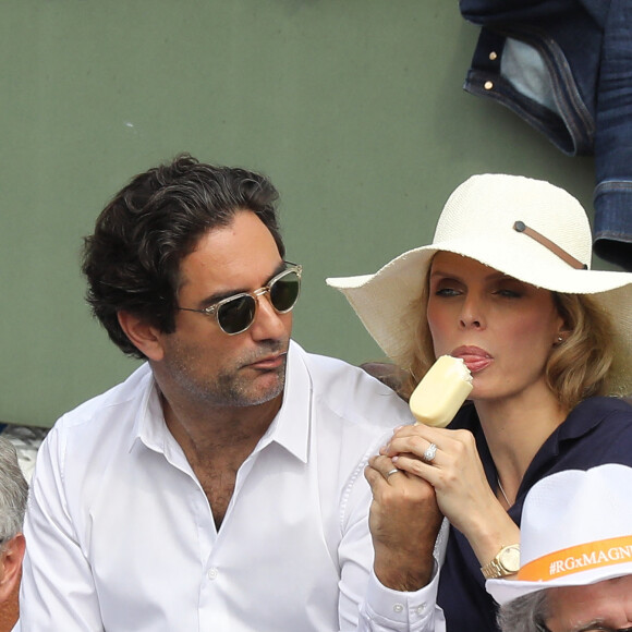 Sylvie Tellier (enceinte) et son mari Laurent dans les tribunes des Internationaux de France de Tennis de Roland Garros à Paris, le 10 juin 2018. © Dominique Jacovides - Cyril Moreau/Bestimage