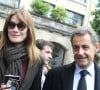 L'ancien président Nicolas Sarkozy et sa femme Carla Bruni-Sarkozy votent pour le second tour des élections présidentielles au lycée La Fontaine à Paris le 7 mai 2017. 