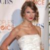 La charmante Taylor Swift moulée dans une robe Packham et perchée sur des Louboutin aux People's Choice Awards à Los Angeles le 6 janvier 2010