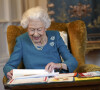 La reine Elisabeth II d'Angleterre va célébrer ce week-end (5-6 Février) son Jubilé de Platine - La reine Elisabeth II voit une exposition de souvenirs de ses jubilés d'or et de platine dans la salle Oak du château de Windsor