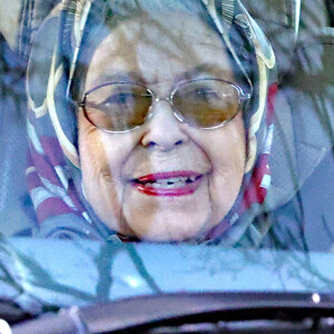 La reine Elisabeth II d'Angleterre, souriante, en voiture aux alentours de sa résidence de Sandringham. Le 3 février 2022 © Imago / Panoramic / Bestimage