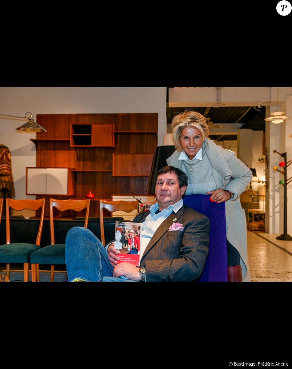 Exclusif - Caroline Margeridon (Affaire conclue sur France 2) , dédicace son livre "Libre!" dans la boutique Haute Antiques 207 de son ami et collègue dans l'émission Stéphane Vanhandenhoven à Bruxelles le 14 novembre 2021. © Frédéric Andrieu / Bestimage