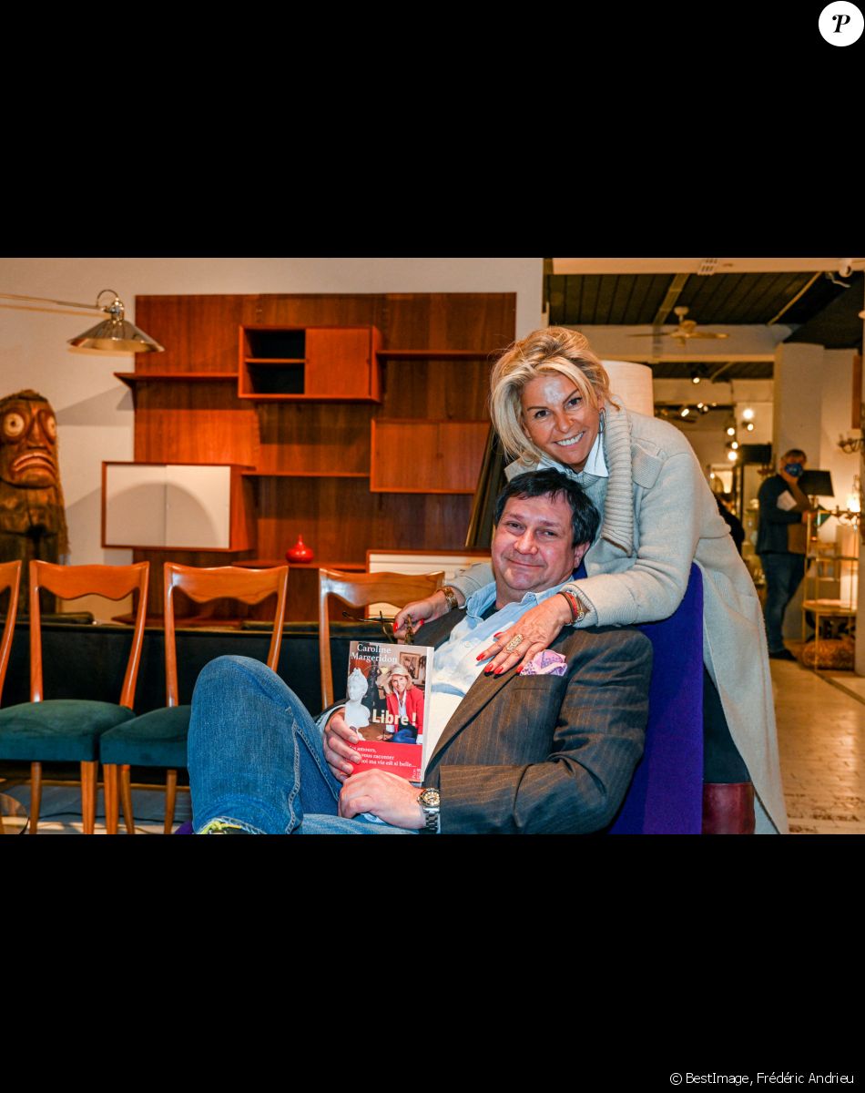 Exclusif - Caroline Margeridon (Affaire conclue sur France 2) , dédicace son livre "Libre!" dans la boutique Haute Antiques 207 de son ami et collègue dans l'émission Stéphane Vanhandenhoven à Bruxelles le 14 novembre 2021. © Frédéric Andrieu / Bestimage