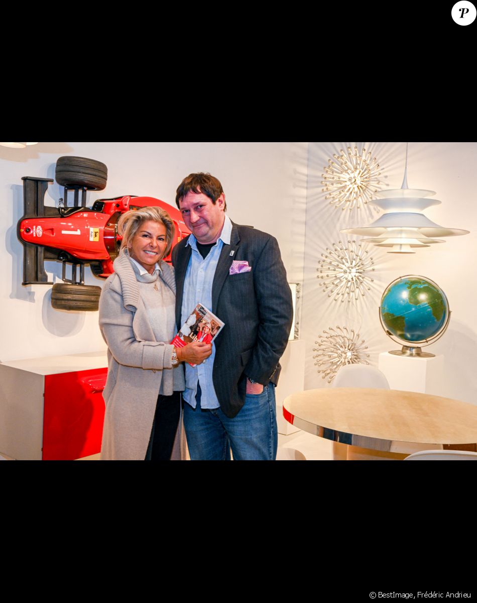 Exclusif - Caroline Margeridon (Affaire conclue sur France 2) , dédicace son livre "Libre!" dans la boutique Haute Antiques 207 de son ami et collègue dans l'émission Stéphane Vanhandenhoven à Bruxelles le 14 novembre 2021. © Frédéric Andrieu / Bestimage
