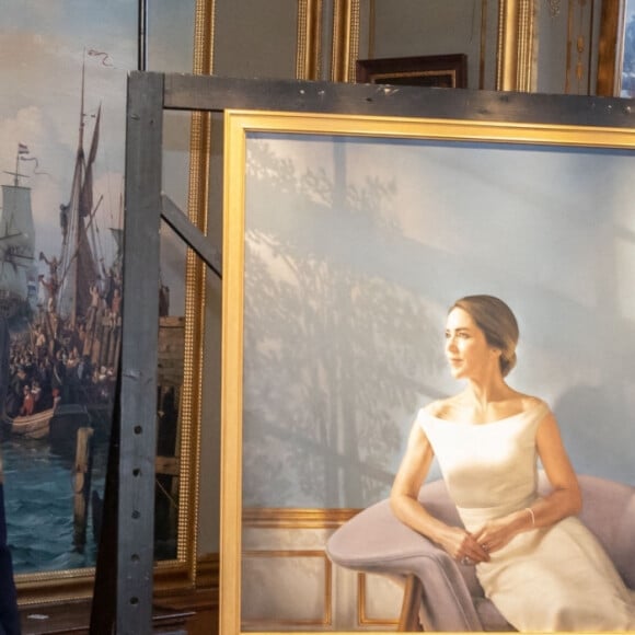 La princesse Mary (dévoilant son portrait en peinture), le prince Frederik et leurs enfants le prince Vincent, la princesse Josephine et la princesse Isabella - Ouverture de l'exposition "H.K.H. Crown Princess Mary 1972-2022", à l'occasion du 50ème anniversaire de la princesse Mary de Danemark, à Hillrod. Le 3 février 2022