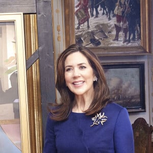 La princesse Mary de Danemark dévoile une peinture d'elle-même lors de l'ouverture de l'exposition "HRH Crown Princess Mary 1972 - 2022" au Musée national d'histoire du château de Frederiksborg, Danemark, le 3 février 2022.