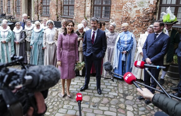 La princesse Mary et le prince héritier Frederik du Danemark lors de l'inauguration de l'exposition "Mary et les princesses héritières" au Koldinghus à Odense, Danemark, le 31 janvier 2022.