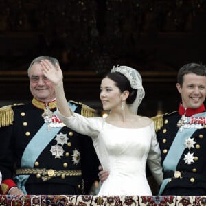 Mariage du prince Frederik et de Mary Donaldson, en présence de la reine Margrethe et des parents de la mariée, à Copenhague, en 2004.  