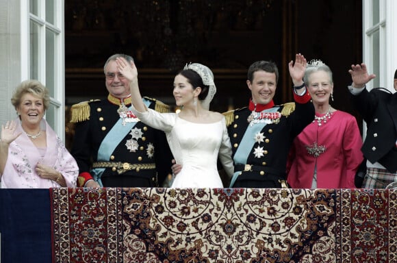 Mariage du prince Frederik et de Mary Donaldson, en présence de la reine Margrethe et des parents de la mariée, à Copenhague, en 2004.  