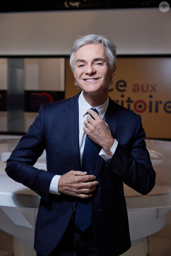 Exclusif - Cyril Viguier en séance photo pour sa nouvelle émission "Face aux Territoires" dans les studios de TV5 Monde à Paris, France, le 14 mai 2021. Nouveau décor. © Cyril Moreau/Bestimage