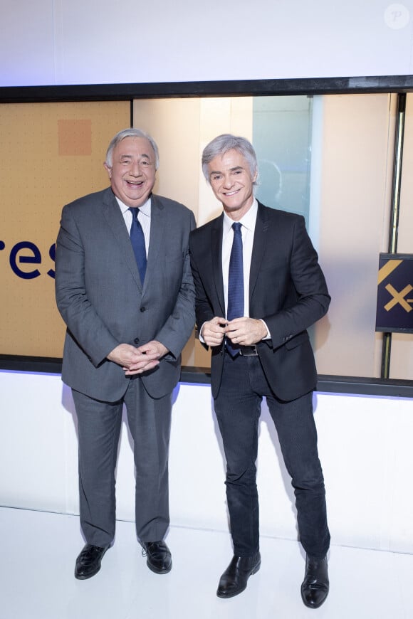 Exclusif - Gérard Larcher, président du Sénat français et Cyril Viguier lors de l'émission "Face aux territoires" présentée par C.Viguier dans les studios de TV5 Monde à Paris, France, le 18 novembre 2021. © Pierre Perusseau/Bestimage 