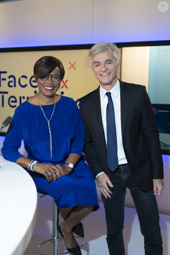 Exclusif - Cyril Viguier et Elisabeth Moreno, ministre chargée de l'Égalité entre les femmes et les hommes, de la Diversité et de l'Egalite des chances lors de l'émission "Face aux territoires" présentée par C.Viguier dans les studios de TV5 Monde à Paris, France, le 21 octobre 2021. © Pierre Perusseau/Bestimage 