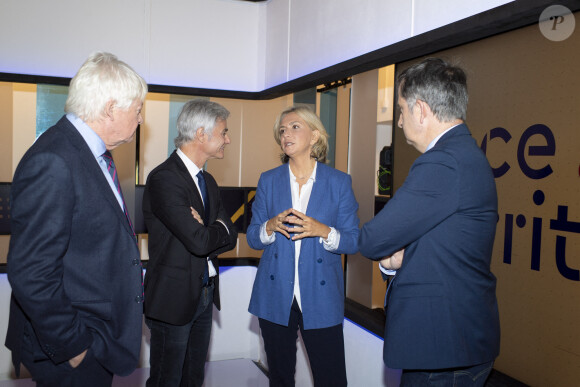 Exclusif - Patrice Carmouze, Cyril Viguier , Valérie Pécresse, présidente de la région Île-de-France et candidate à l'investiture des Républicains pour la présidentielle, et François-Xavier Lefranc (rédacteur en chef d'Ouest-France) lors de l'émission "Face aux territoires" présentée par C.Viguier dans les studios de TV5 Monde à Paris, France, le 14 octobre 2021. © Pierre Perusseau/Bestimage 