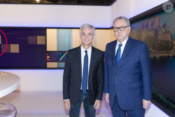 Exclusif - Cyril Viguier et Richard Ferrand (président de l'assemblée nationale) lors de l'émission "Face aux territoires" présentée par C.Viguier dans les studios de TV5 Monde à Paris, France, le 7 octobre 2021. © Pierre Perusseau/Bestimage 