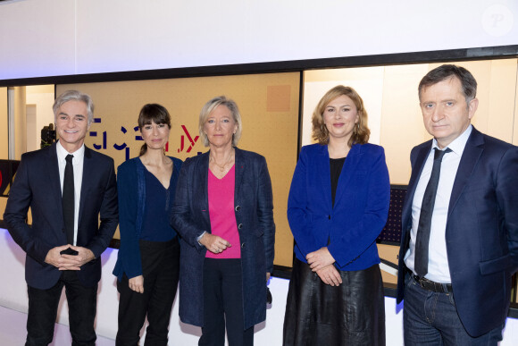 Exclusif - Cyril Viguier , Silvia Garcia (TV5MONDE),Sophie Cluzel, secrétaire d'Etat en charge des personnes handicapées, Armelle Le Goff (directrice de la rédactiobn · 20 Minutes France)et François-Xavier Lefranc (rédacteur en chef d'Ouest-France) lors de l'émission "Face aux territoires" présentée par C.Viguier dans les studios de TV5 Monde à Paris, France, le 2 décembre 2021. © Pierre Peruseau/Bestimage 