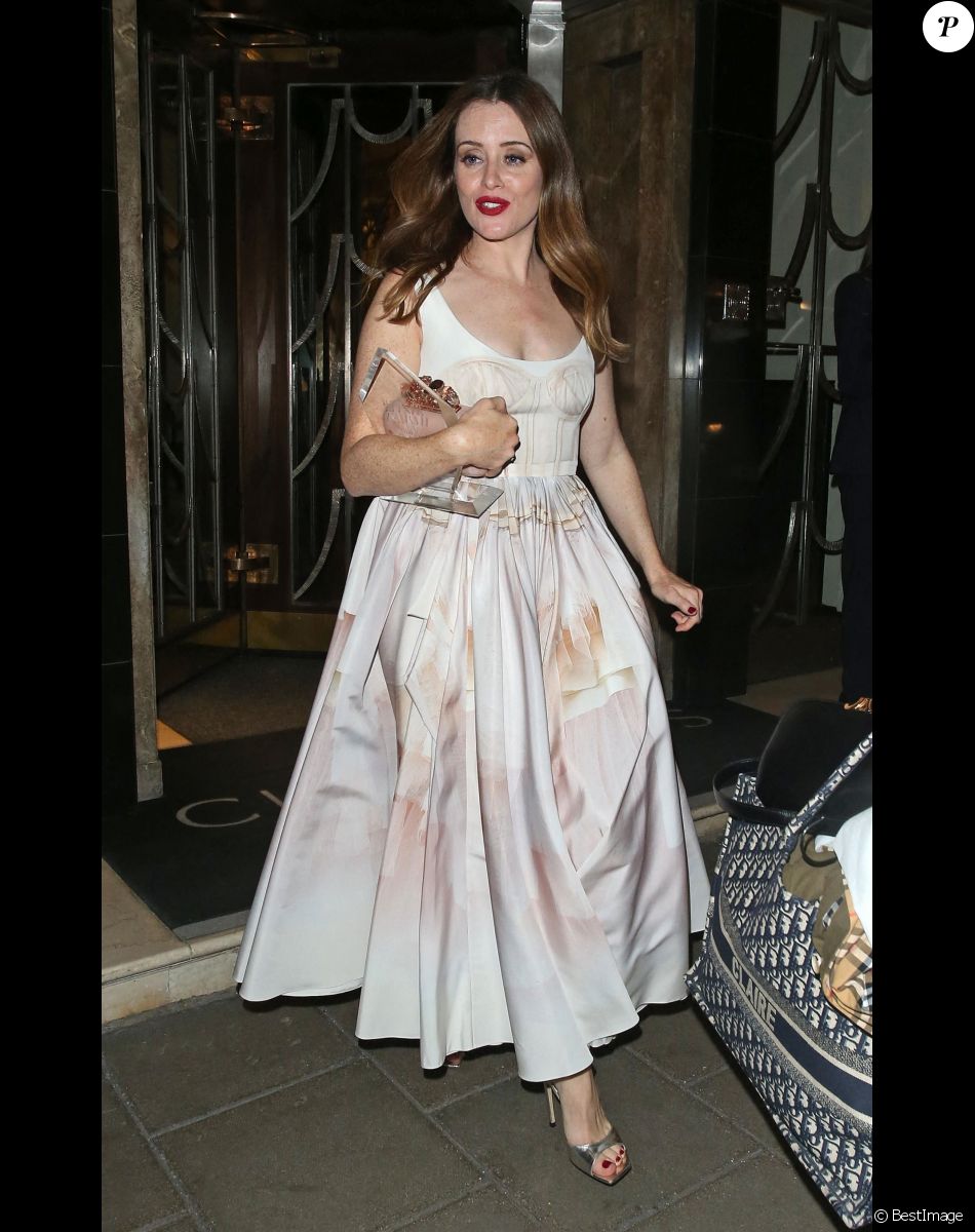 Claire Foy à la sortie de la soirée "Harper's Bazaar Women of the Year Awards 2021" à Londres, le 2 novembre 2021.