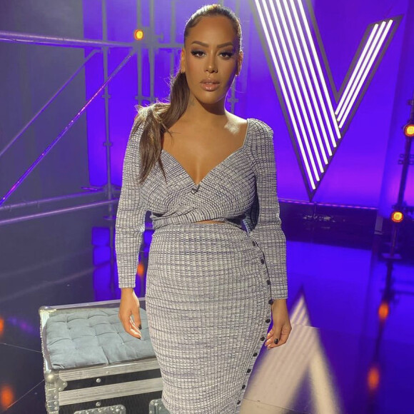 Amel Bent, enceinte, sur le plateau de l'émission The Voice. Décembre 2021.