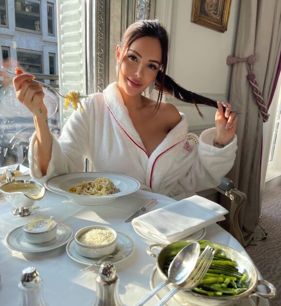 Nabilla Benattia à Paris