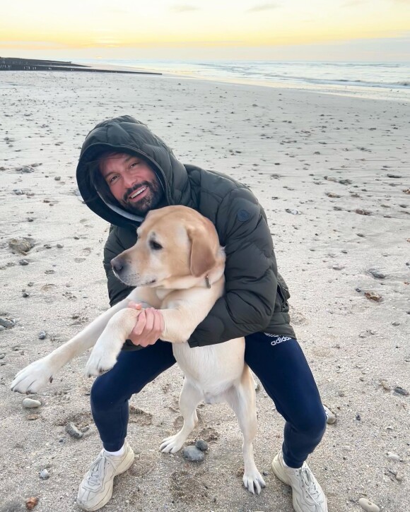 Hugo Manos avec Neuneu, le chien de Laurent Ruquier, à Deauville. Instagram, le 7 février 2022.