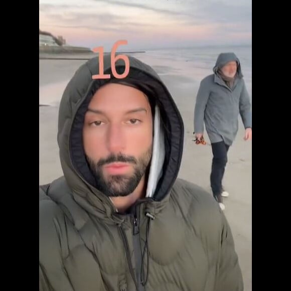 Hugo Manos et Laurent Ruquier en promenade sur la plage à Deauville. Février 2022.