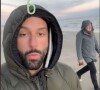 Hugo Manos et Laurent Ruquier en promenade sur la plage à Deauville. Février 2022.
