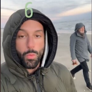 Hugo Manos et Laurent Ruquier en promenade sur la plage à Deauville. Février 2022.