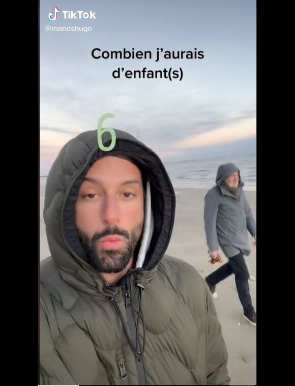 Hugo Manos et Laurent Ruquier en promenade sur la plage à Deauville. Février 2022.