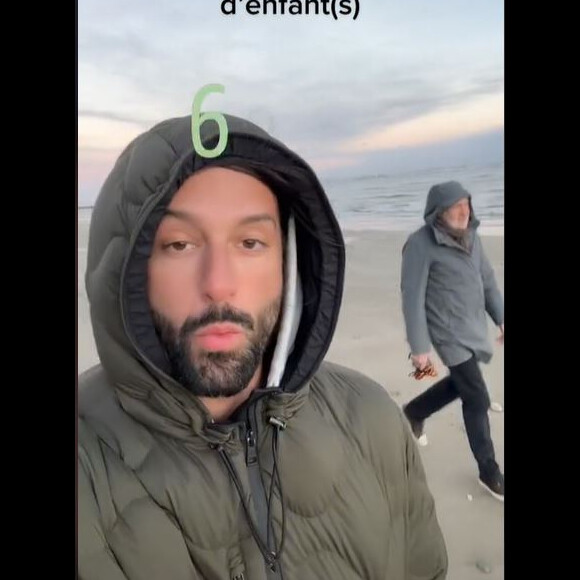 Hugo Manos et Laurent Ruquier en promenade sur la plage à Deauville. Février 2022.