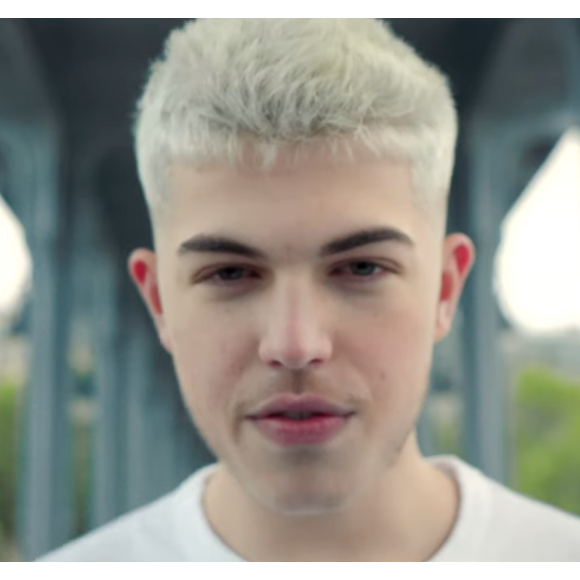 Enzo Castaldi, fils de Benjamin Castaldi et Flavie Flament, se lance dans le rap sous le nom de "La Zoz".