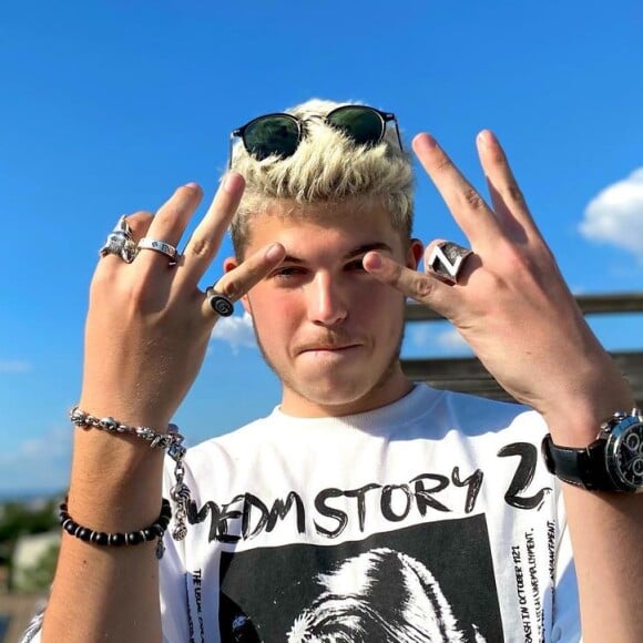 Enzo Castaldi, fils de Benjamin Castaldi et Flavie Flament, se lance dans le rap sous le nom de "La Zoz".