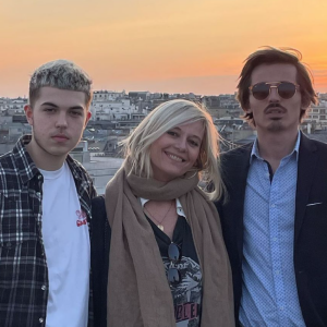 Flavie Flamant, maman "chanceuse" avec ses deux fils Antoine (à gauche) et Enzo (à droite).