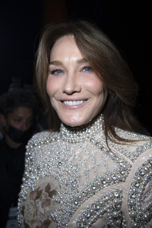 Carla Bruni dans les coulisses du défilé Balmain à La Seine Musicale. Boulogne-Billancourt, le 29 septembre 2021.