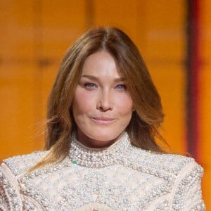 Après avoir défilé pour Balmain, Carla Bruni figure sur la nouvelle campagne publicitaire de la maison.