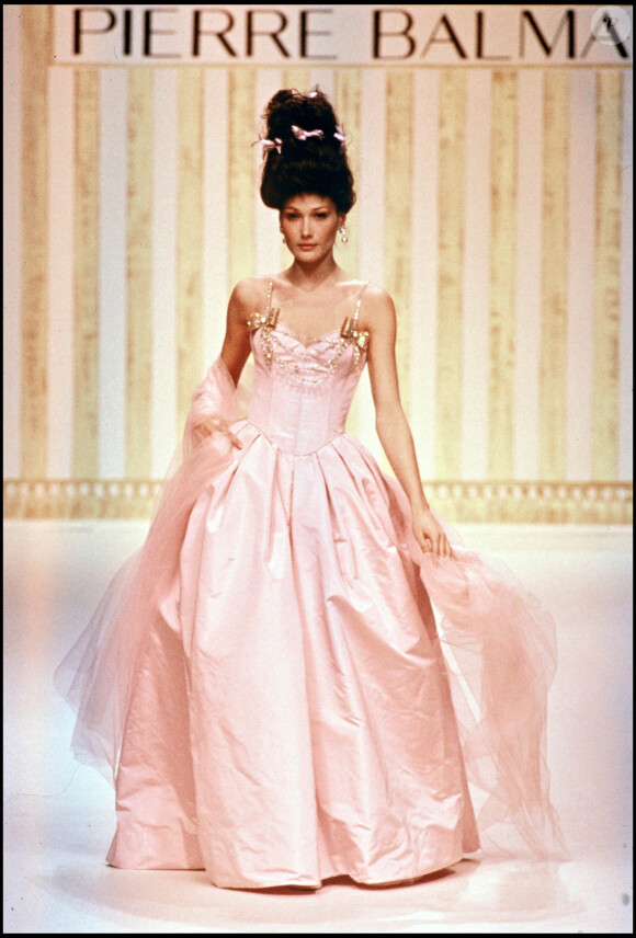 Carla Bruni défile pour Pierre Balmain, collection Haute Couture printemps-été 1994. Paris, le 14 janvier 1994.