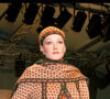 Carla Bruni défile pour Pierre Balmain, collection prêt-à-porter automne-hiver 1993-1994. Paris, le 20 mars 1993.