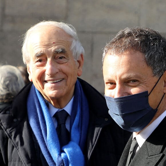 Jean-Pierre Elkabbach et Marc-Olivier Fogiel - Sorties des obsèques d'Etienne Mougeotte en l'église Saint-François-Xavier à Paris. Le 13 octobre 2021. © Jacovides-Clovis / Bestimage