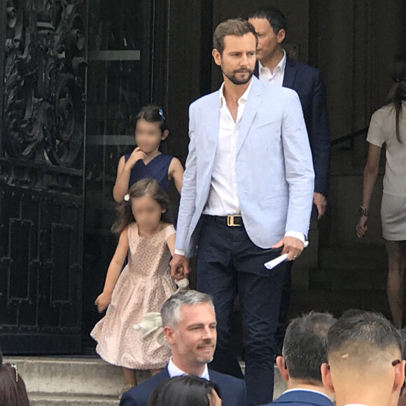 Marc-Olivier Fogiel avec son mari François Roelants et leurs filles Lily et Mila - Bruno Julliard s'est marié avec Paul Le Goff à la mairie du 10e arrondissement de Paris, le 8 juillet 2017.