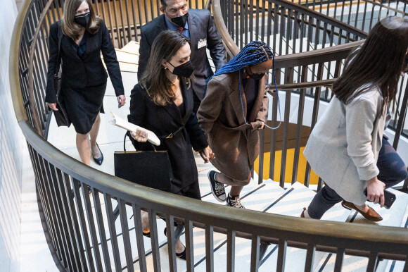 Angelina Jolie, les larmes aux yeux, demande au Congrès de voter une loi contre les violences domestiques à Washington le 9 février 2022. Elle est avec sa fille Zahara. © Michael Brochstein/ZUMA Press Wire / Bestimage 