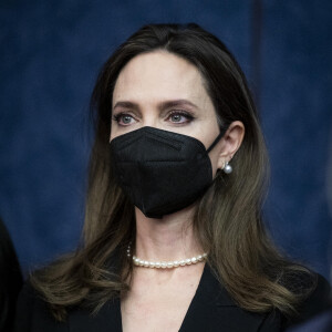 Angelina Jolie, les larmes aux yeux, demande au Congrès de voter une loi contre les violences domestiques à Washington le 9 février 2022. © Michael Brochstein/ZUMA Press Wire / Bestimage 