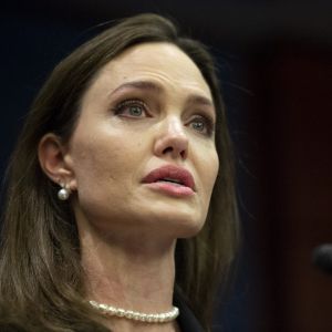 Angelina Jolie demande au Congrès de voter une loi contre les violences domestiques à Washington le 9 février 2022. 