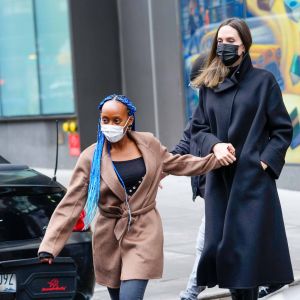 Exclusif - Angelina Jolie emmène Zahara et Pax Thien faire du shopping chez Bed Bath & Beyond avant d'aller déjeuner au restaurant, dans le quartier de SoHo à New York City, New York, Etats-Unis, le 17 janvier 2022